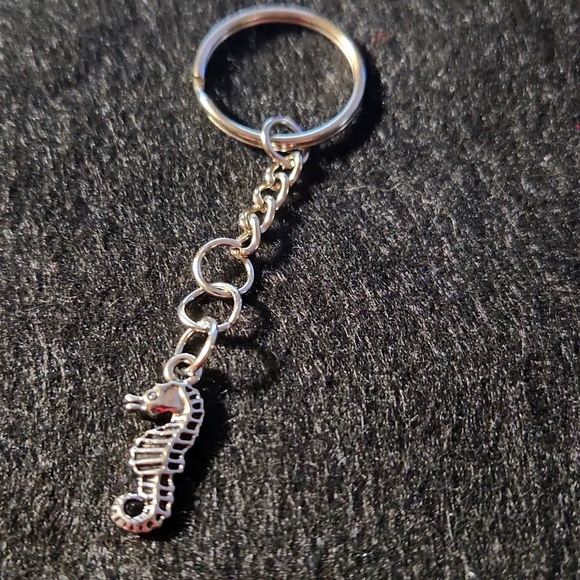 By Krafty_Korner : Hand crafted keychain with a sea horse charm - Picture 1 of 4